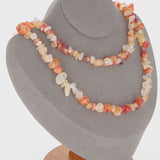 Vue détaillée du Collier (Flamme Créative) montrant les pierres baroques de Cornaline translucide.