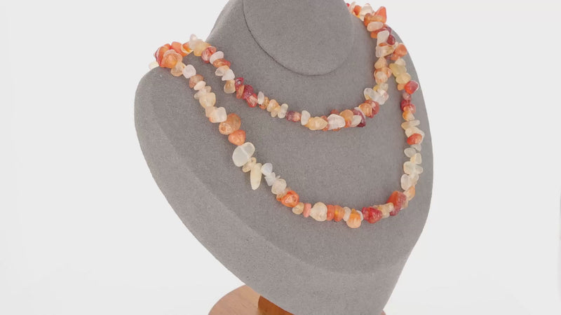 Vue détaillée du Collier (Flamme Créative) montrant les pierres baroques de Cornaline translucide.