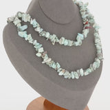 Vue détaillée du Collier (Trésor des Caraïbes) montrant les pierres baroques de Larimar aux motifs aquatiques.