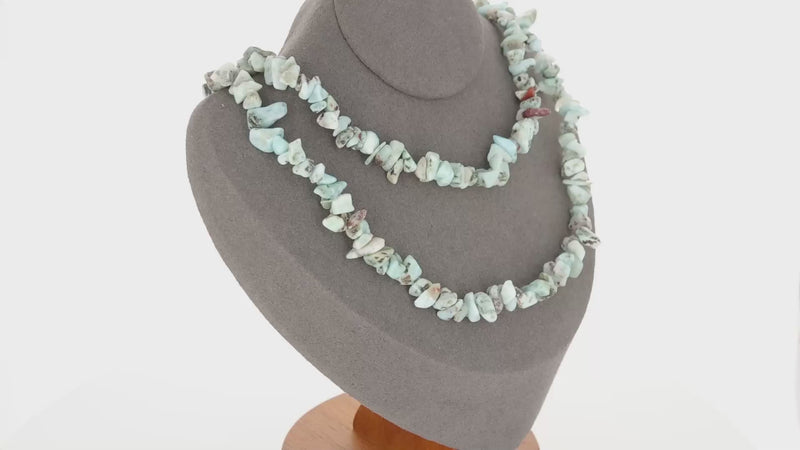 Vue détaillée du Collier (Trésor des Caraïbes) montrant les pierres baroques de Larimar aux motifs aquatiques.