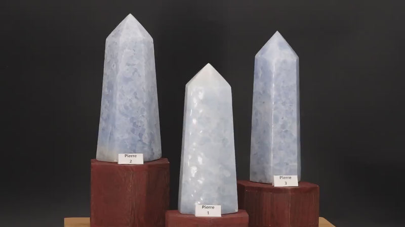 Vidéo de la pointe en calcite bleue de Madagascar filmée sous tous les angles