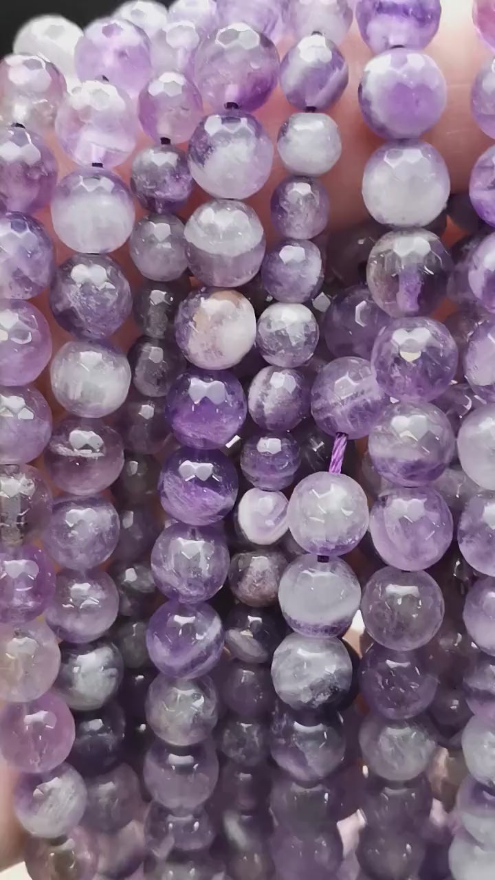 Vidéo des perles d'améthyste chevron facettées sur fil de 36 cm