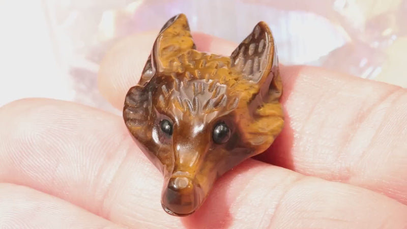Vidéo du pendentif tête de loup en œil de tigre et de son chatoiement