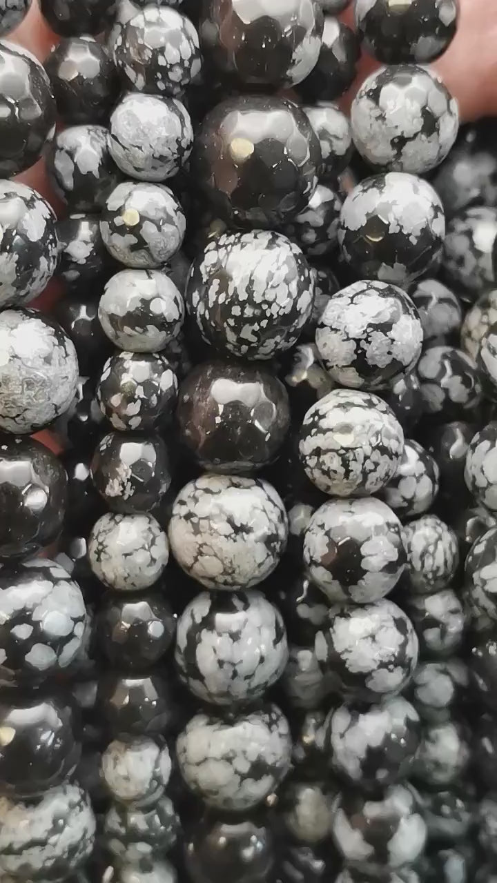 Vidéo des perles d'obsidienne neige facettées sur fil de 36 cm