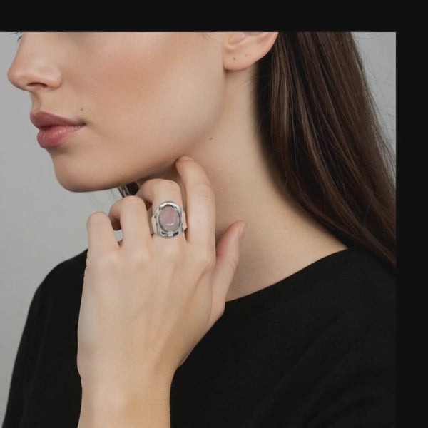 Laissez-vous séduire par l’éclat tendre de la bague en Quartz Rose, pierre de l’amour et de la bienveillance.