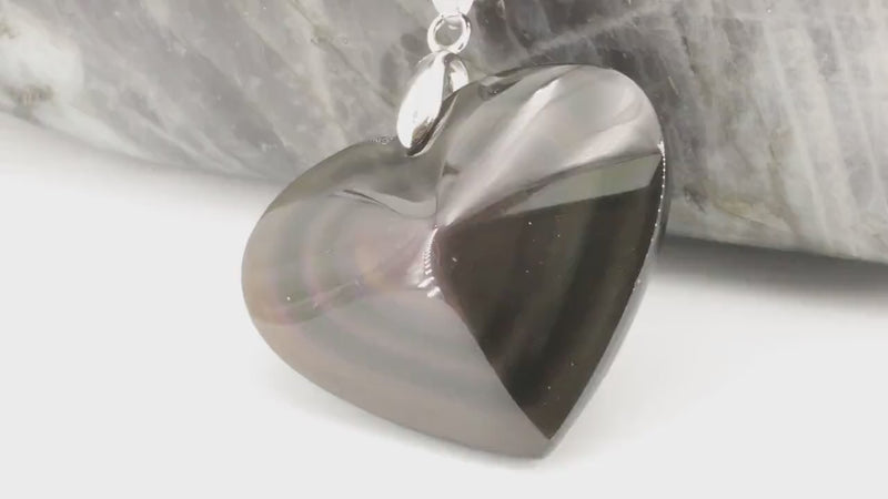 Vidéo du pendentif cœur en obsidienne œil céleste et de ses reflets