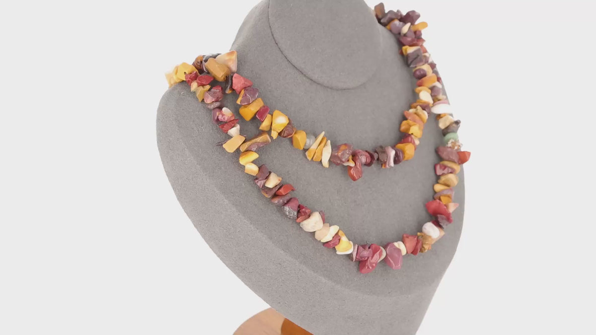 Vue détaillée du Collier (Esprit d'Aventure) montrant les pierres baroques de Jaspe Mokaïte aux teintes terreuses.