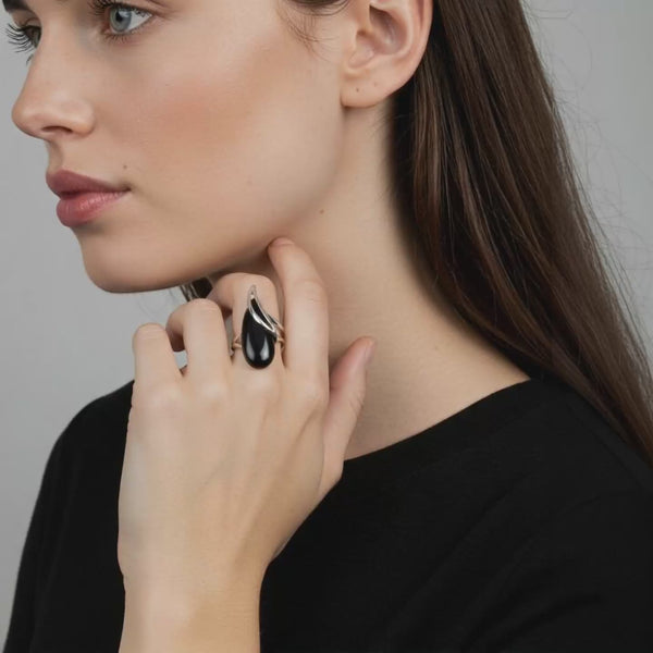 Symbole de stabilité et de force intérieure, la bague en pierre d'onyx noir offre une élégance intemporelle tout en éloignant les énergies négatives.