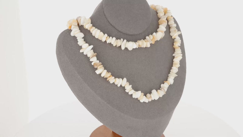 Vue détaillée du Collier (Éclat Lunaire) montrant les fragments baroques de Nacre véritable.