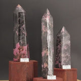 Pointe en Rhodonite de Madagascar — Grand obélisque poli à la main