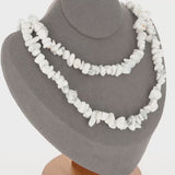 Vue détaillée du Collier (Sérénité Marmoréenne) montrant les pierres baroques d'Howlite Blanche marbrée.