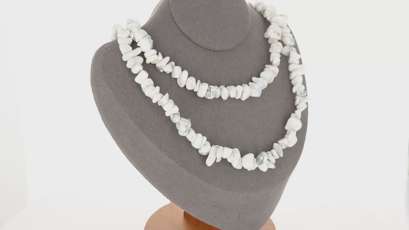 Vue détaillée du Collier (Sérénité Marmoréenne) montrant les pierres baroques d'Howlite Blanche marbrée.