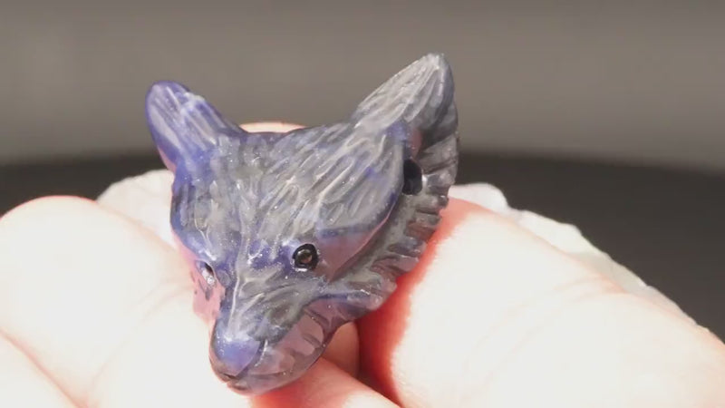 Vidéo du pendentif loup en sodalite bleue veinée de blanc