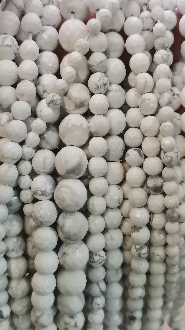 Vidéo des perles de howlite blanche facettées sur fil de 36 cm