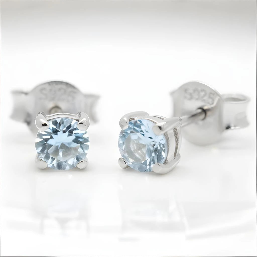 Boucles d'oreilles Talitha en aigue-marine et argent 925 rhodié, présentées sur un support