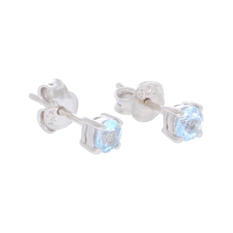Paire de boucles d'oreilles aigue-marine Talitha sur fond blanc, argent 925 rhodié