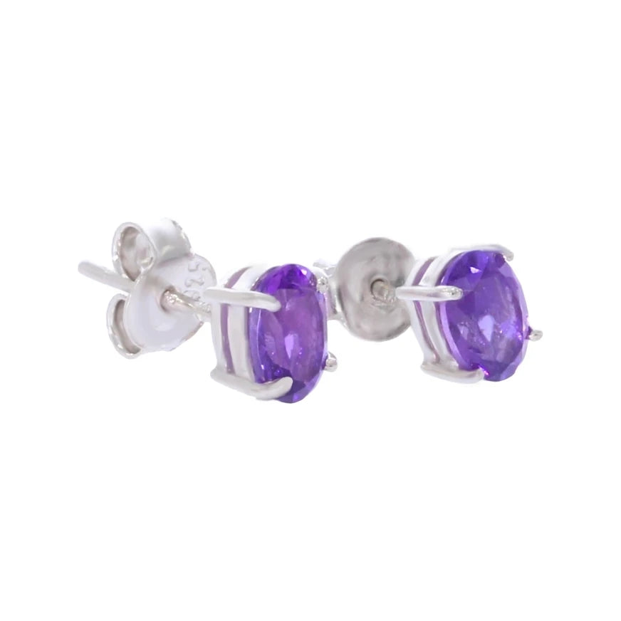Paire de boucles d'oreilles améthyste Muphrid sur fond blanc, argent 925 rhodié