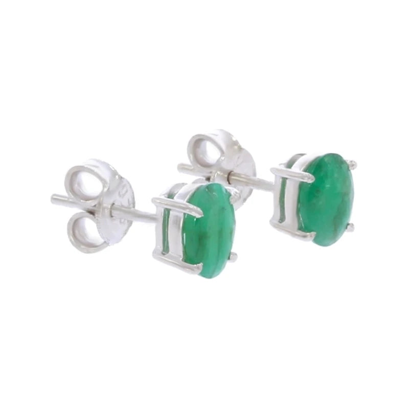 Paire de boucles d'oreilles émeraude Nekkar sur fond blanc, argent 925 rhodié