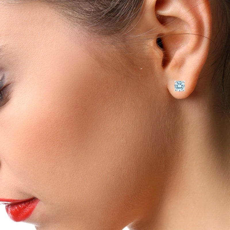 Boucles d'oreilles aigue-marine Talitha portées à l'oreille, gros plan