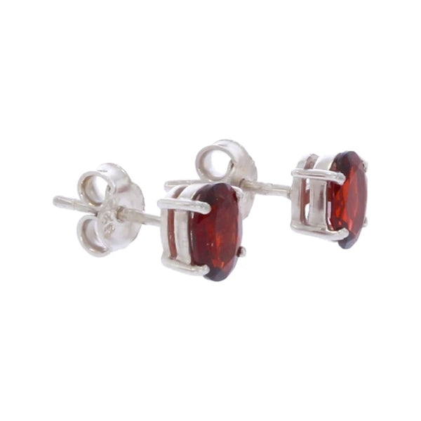 Paire de boucles d'oreilles grenat Shaula sur fond blanc, argent 925 rhodié