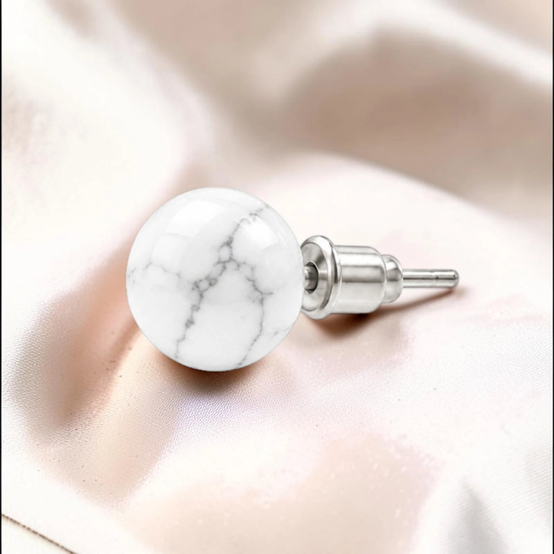Puces d'oreilles femme en acier inoxydable argenté avec pierre howlite blanche naturelle