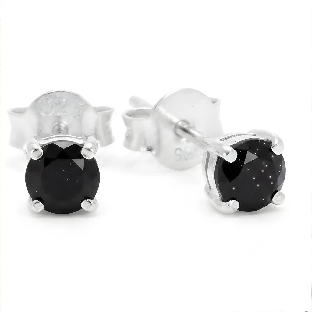 Boucles d'oreilles Sheratan en onyx noir et argent 925, sur un présentoir, vue d'ensemble