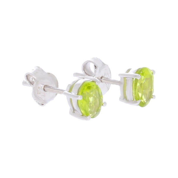 Paire de boucles d'oreilles péridot Alrescha sur fond blanc, argent 925 rhodié