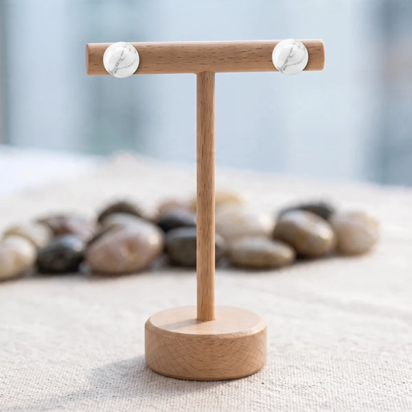 Puces d'oreilles pierre blanche, boule de howlite veinée 8 mm sur acier argenté, sur un support en bois