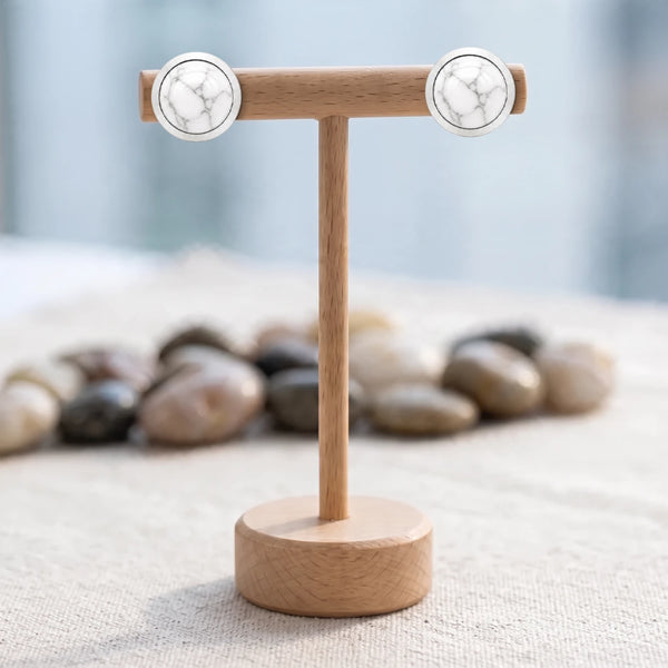 Puces d'oreilles pierre blanche veinée de gris, howlite sertie 10 mm en acier inoxydable argenté, sur présentoir bois