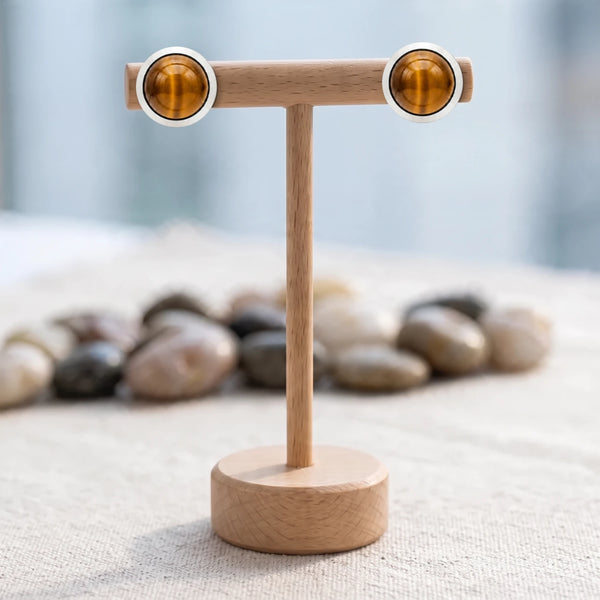 Puces d'oreilles pierre marron dorée, œil de tigre serti 10 mm sur acier inoxydable argenté, sur un présentoir en bois
