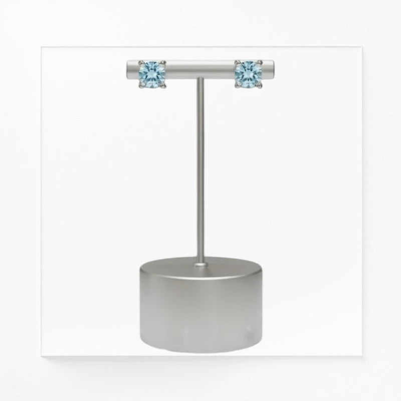 Boucles d'oreilles Talitha en aigue-marine et argent 925, présentées sur un présentoir à bijoux