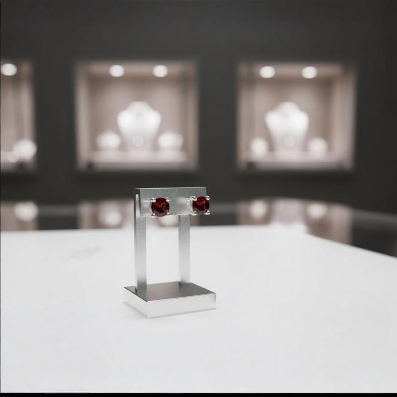 Boucles d'oreilles Tarazed en grenat et argent 925, présentées sur un présentoir à bijoux