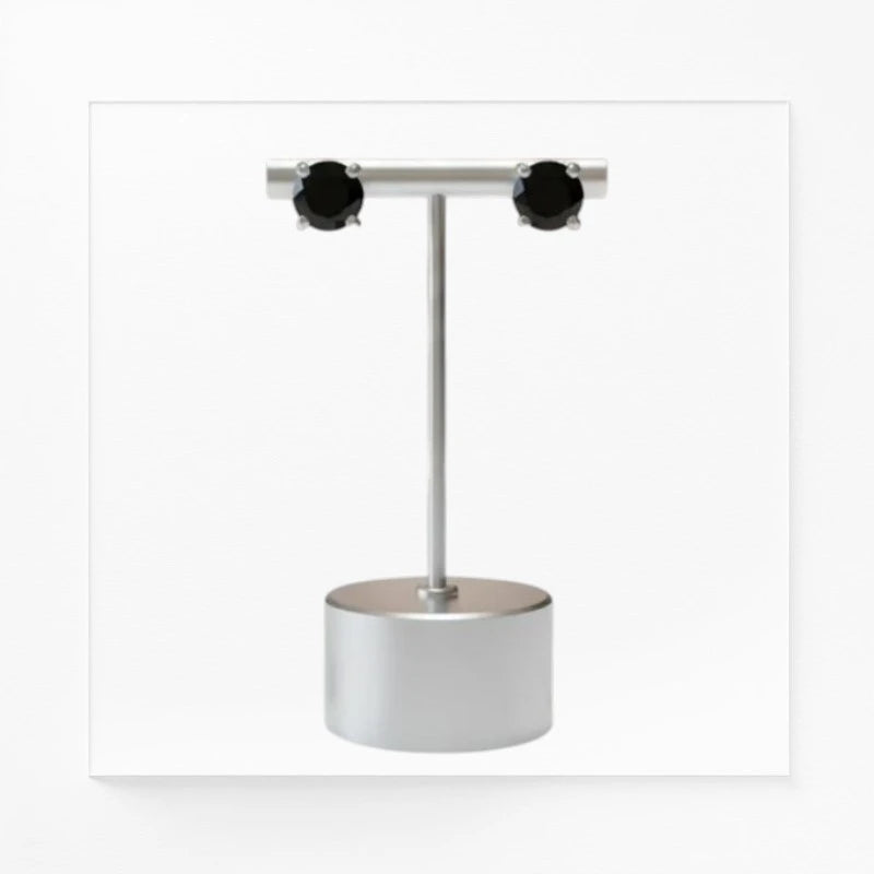 Boucles d'oreilles Sheratan en onyx noir et argent 925, présentées sur un présentoir à bijoux