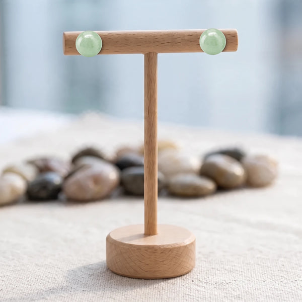 Puces d'oreilles pierre verte, boule d'aventurine 8 mm sur acier inoxydable argenté, sur un support en bois