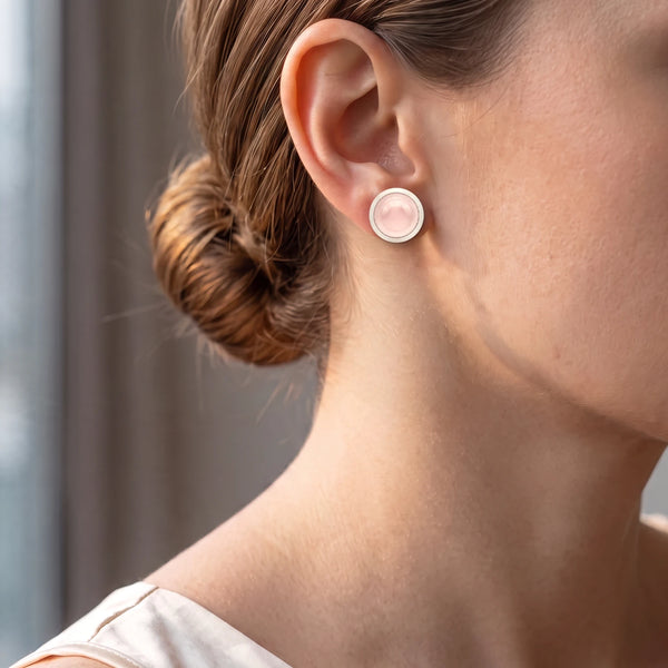Puces d'oreilles quartz rose serties argentées portées par une femme, idée cadeau romantique