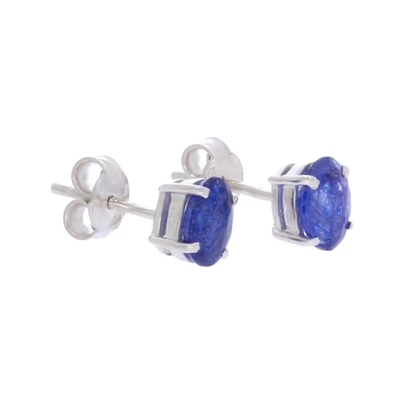 Paire de boucles d'oreilles saphir Sadr sur fond blanc, argent 925 rhodié