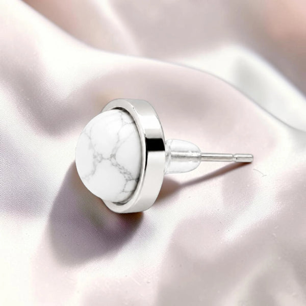 Puce d'oreille sertie en acier inoxydable argenté, pierre howlite blanche naturelle, bijou femme