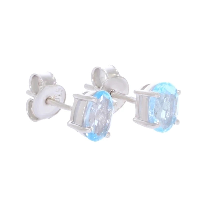 Paire de boucles d'oreilles topaze bleue Vindemiatrix sur fond blanc, argent 925 rhodié