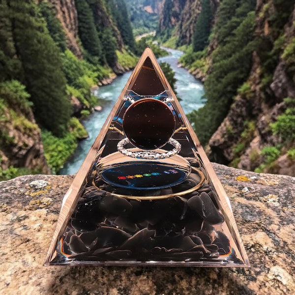 Détail de l'obsidienne noire dans la pyramide orgonite 7 chakras — pierres naturelles visibles dans la résine