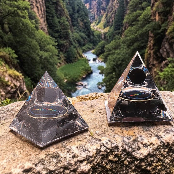 Pyramide orgonite 7 chakras obsidienne noire en pierre naturelle 60mm — protection et équilibre énergétique