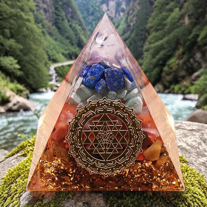 Détail des pierres naturelles de la pyramide orgonite 7 chakras — cristaux visibles dans la résine