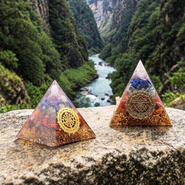 Pyramide orgonite 7 chakras en pierre naturelle 60mm — jaspe rouge, cornaline, œil de tigre, aventurine verte, lapis lazuli, cristal de roche, améthyste