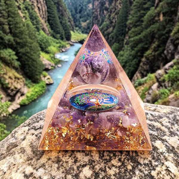 Détail de l'améthyste naturelle et du motif arbre de vie dans la pyramide orgonite 60mm