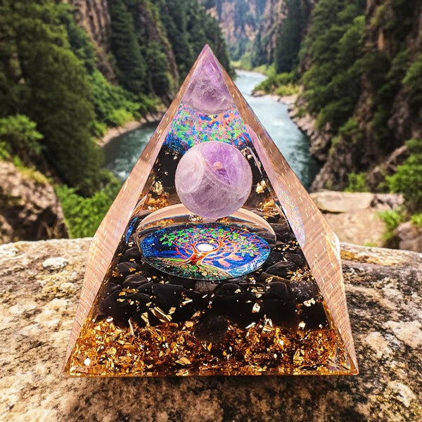 Détail améthyste et obsidienne noire naturelles dans la pyramide orgonite arbre de vie 60mm