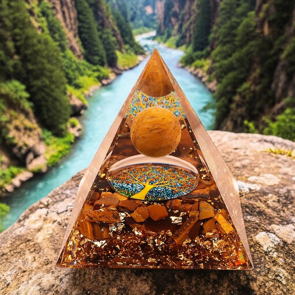 Détail de l'œil de tigre naturel et du motif arbre de vie dans la pyramide orgonite 60mm