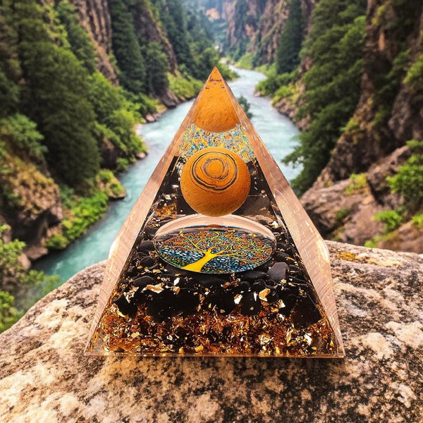 Détail de l'œil de tigre et de l'obsidienne noire naturels dans la pyramide orgonite arbre de vie 60mm