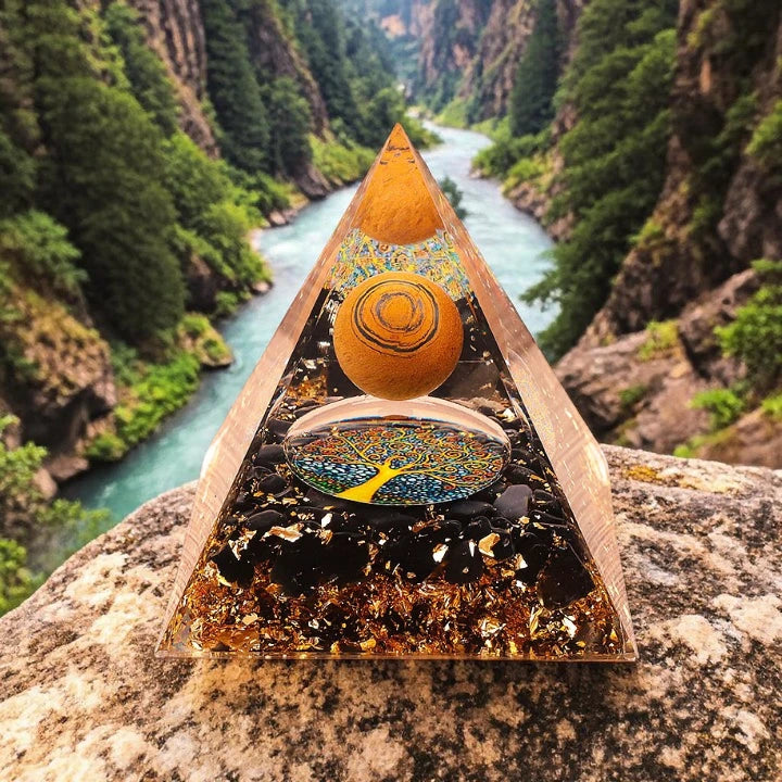 Détail de l'œil de tigre et de l'obsidienne noire naturels dans la pyramide orgonite arbre de vie 60mm
