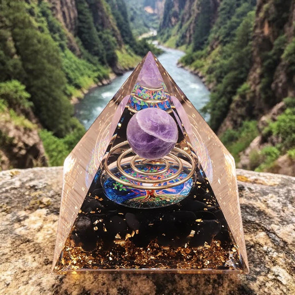 Détail de la spirale, de l'améthyste et de l'obsidienne noire dans la pyramide orgonite arbre de vie 60mm