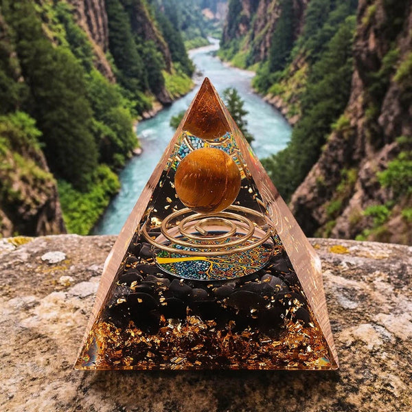 Détail de la spirale, de l'œil de tigre et de l'obsidienne noire dans la pyramide orgonite arbre de vie 60mm