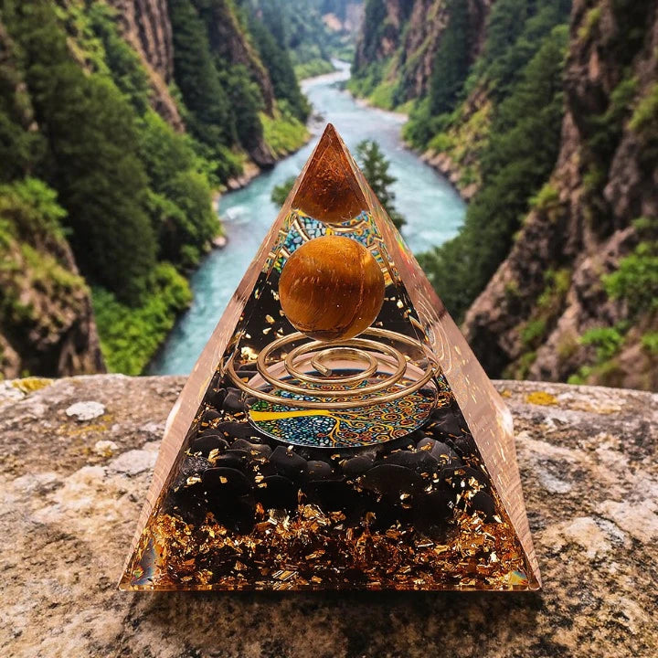 Détail de la spirale, de l'œil de tigre et de l'obsidienne noire dans la pyramide orgonite arbre de vie 60mm